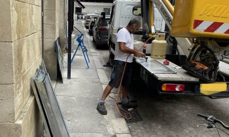 Travaux zinguerie rue St Catherine intervention camion nacelle - Bordeaux Caudéran - CASTAING COUVERTURE