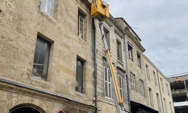 Travaux zinguerie rue St Catherine intervention camion nacelle - Bordeaux Caudéran - CASTAING COUVERTURE