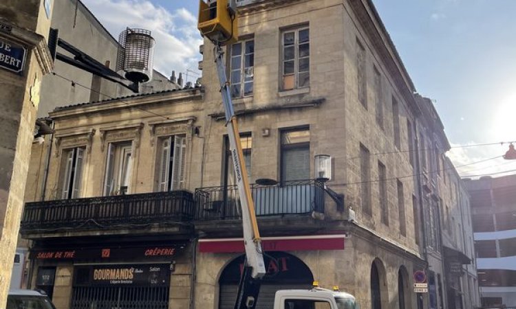 Travaux zinguerie rue St Catherine intervention camion nacelle - Bordeaux Caudéran - CASTAING COUVERTURE